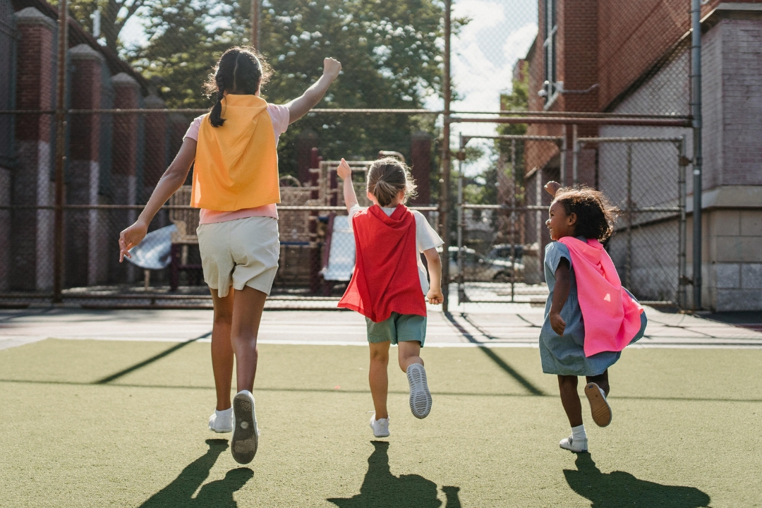Erste Hilfe Kinderkurs Kinder mit Umhang Erste Hilfe Kinderkurs. Kinder mit Umhang.