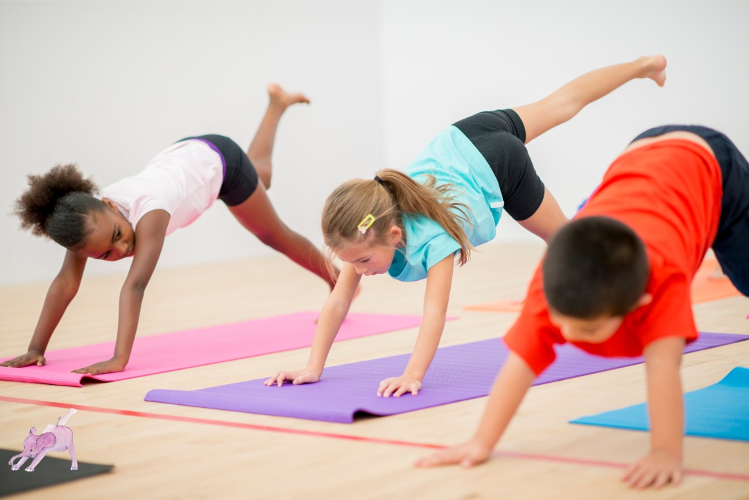 Kinder machen Yoga Kinderyoga. Kinder machen Yoga auf Gymnastikmatten.