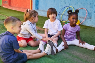 Psychomotorik Kinder Streching Psychomotorik. Kinder machen Dehnübungen.