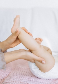 Babymassage Mainz-Kostheim. Beinmassage Baby. Babymassage Mainz-Kostheim. Beinmassage Baby.