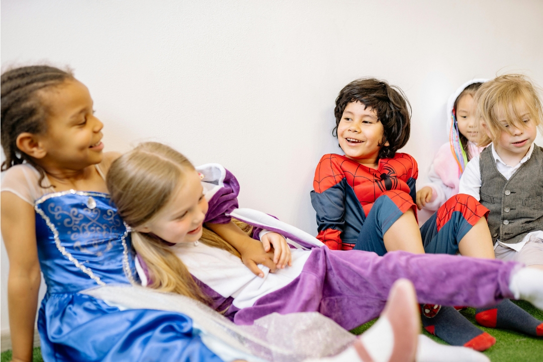 Erste Hilfe Kinderkurs Kinder mit Kostümen Erste Hilfe Kinderkurs. Kinder mit Kostümen.