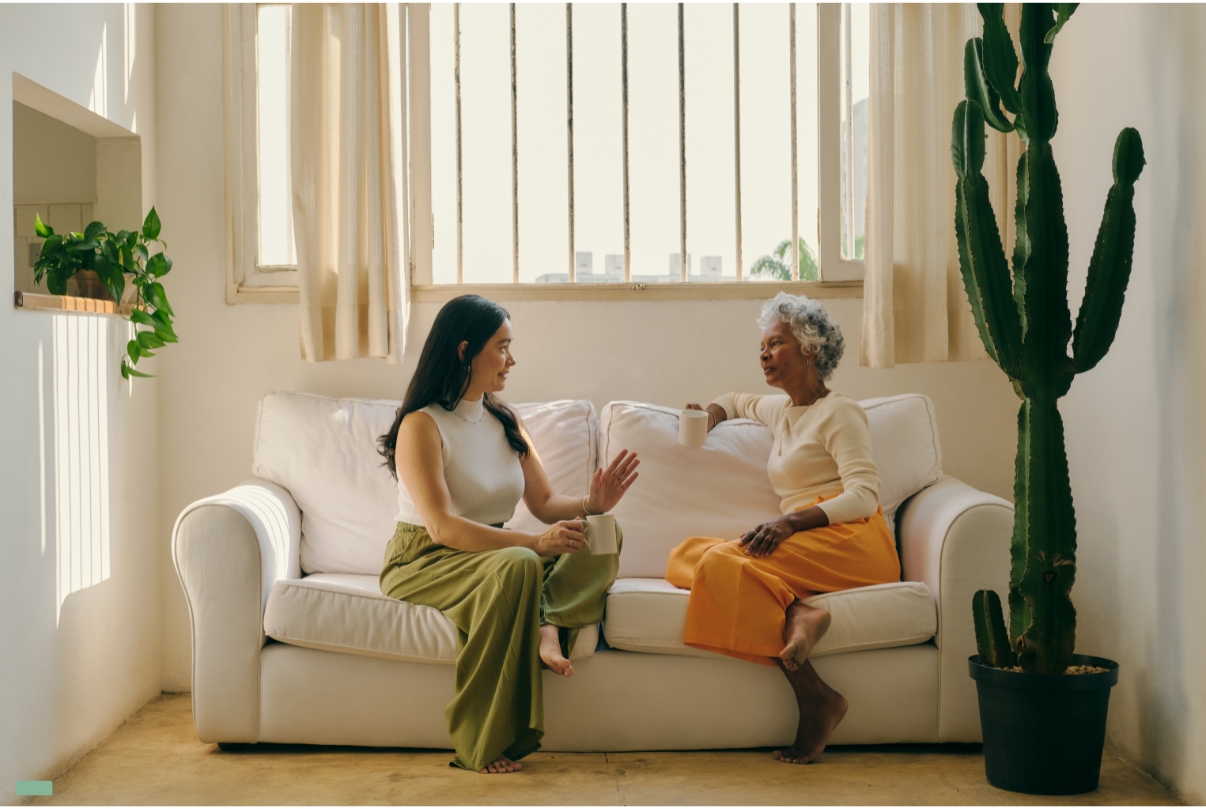 Beratung zwei Frauen Sofa Achtsame Lebensberatung. Zwei Frauen auf Sofa.