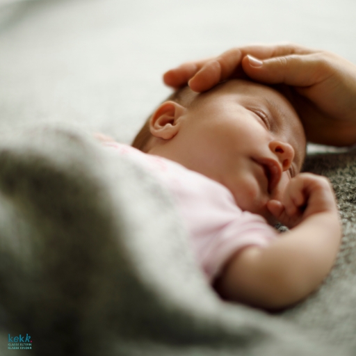 baby_schläft_hand Baby schläft. Schützende Hand. Schlafberatung.