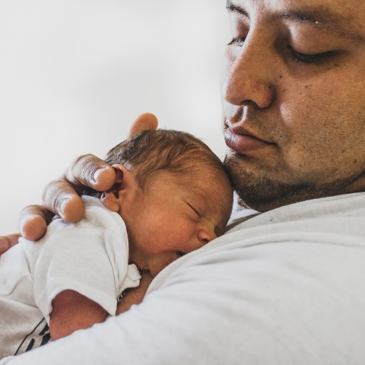 vater_mit_baby_schlaf Vater mit schlafendem Baby auf dem Arm. Schlafberatung.