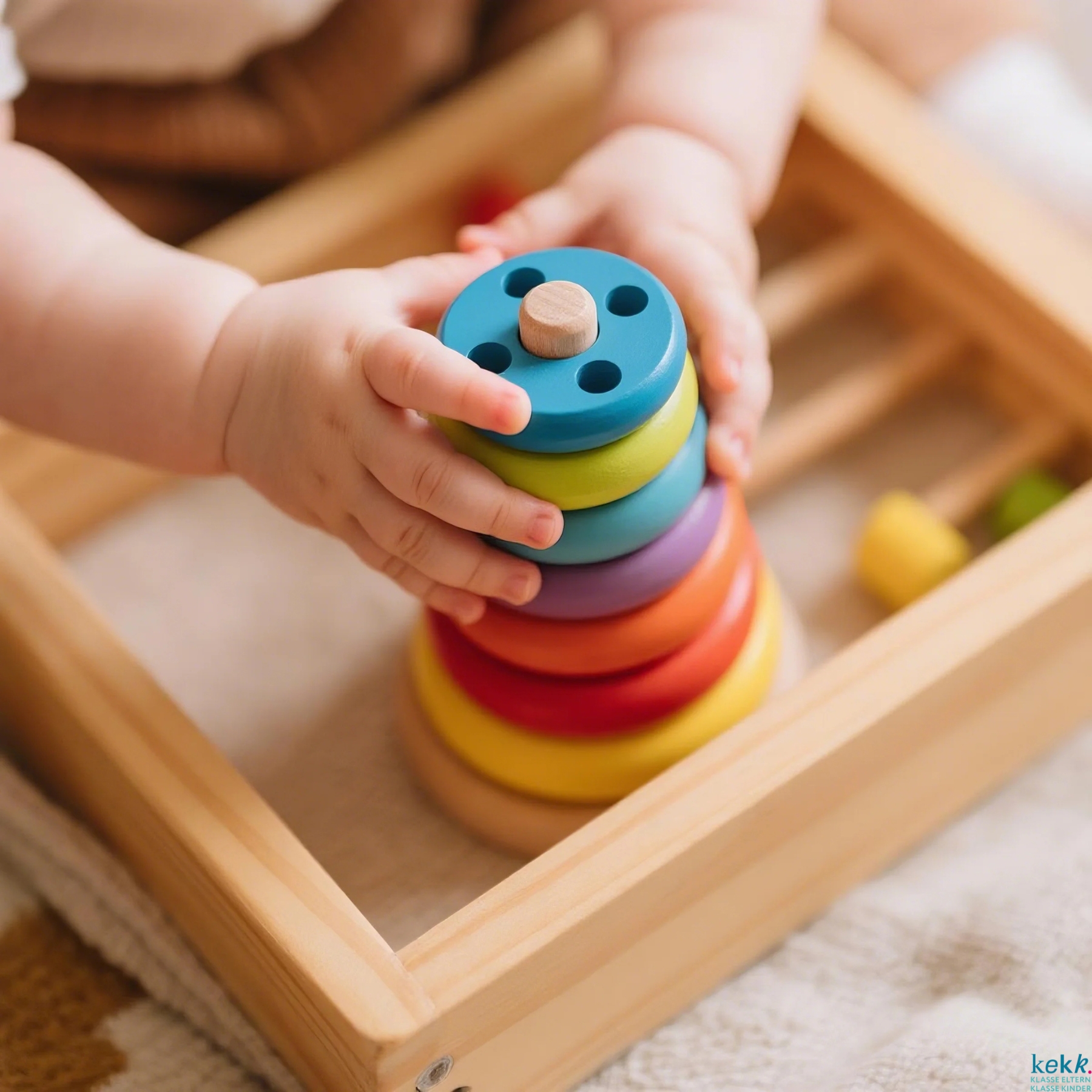 Baby Entwicklung verstehen. Baby mit Stapelturm.